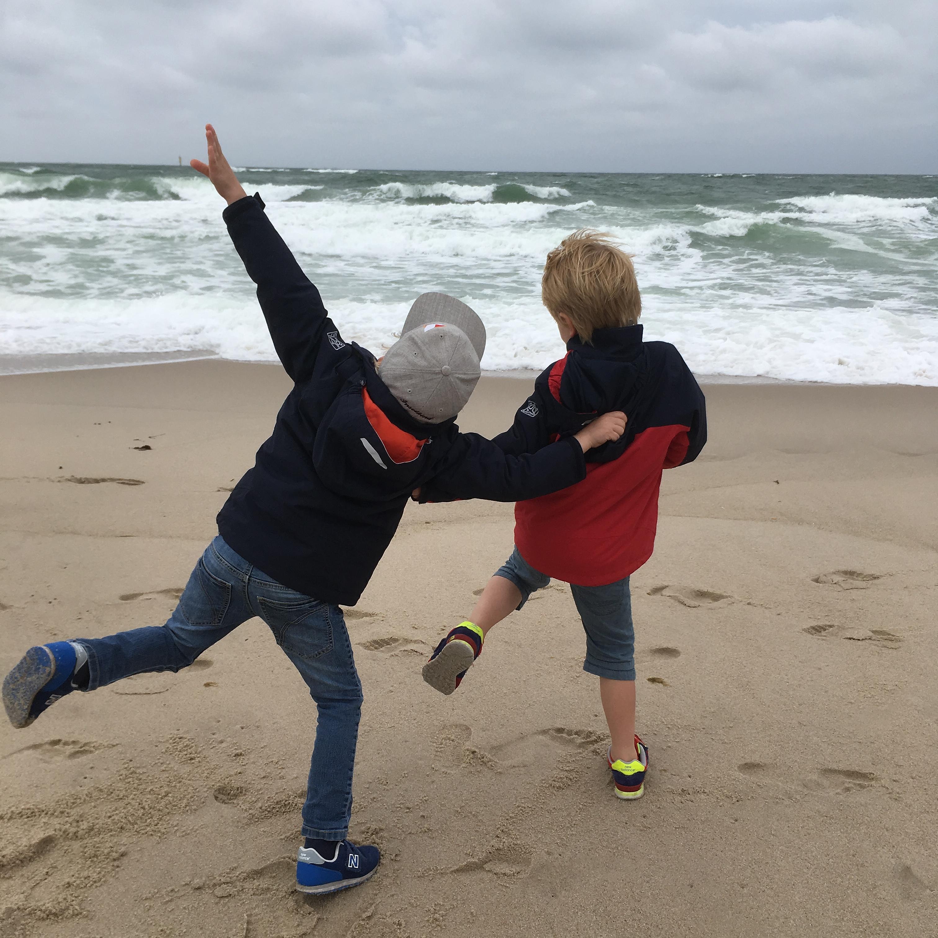 Zwei Kinder am Strand.