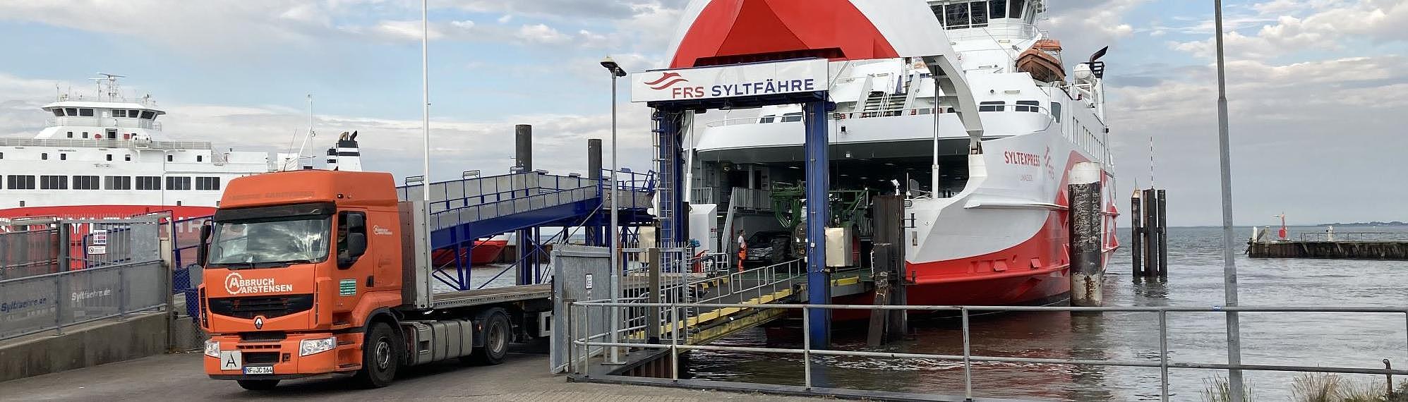 A truck leaves the “SyltExpress”.