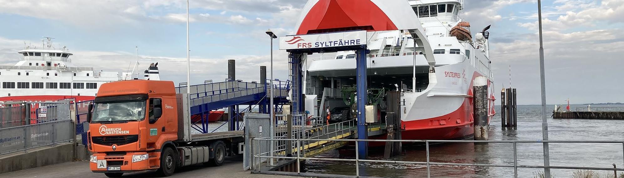 A truck leaves the “SyltExpress”.