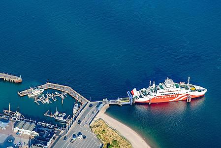 Luftfoto af havnen i List, Sylt, SyltExpress ved færgeterminalen