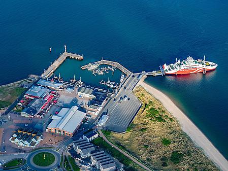 Luftfoto af havnen i List, Sylt, SyltExpress ved færgeterminalen