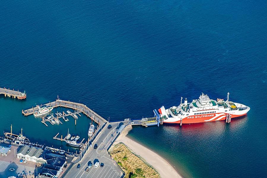 Luftaufnahme des Hafens von List, Sylt, SyltExpress am Fährterminal