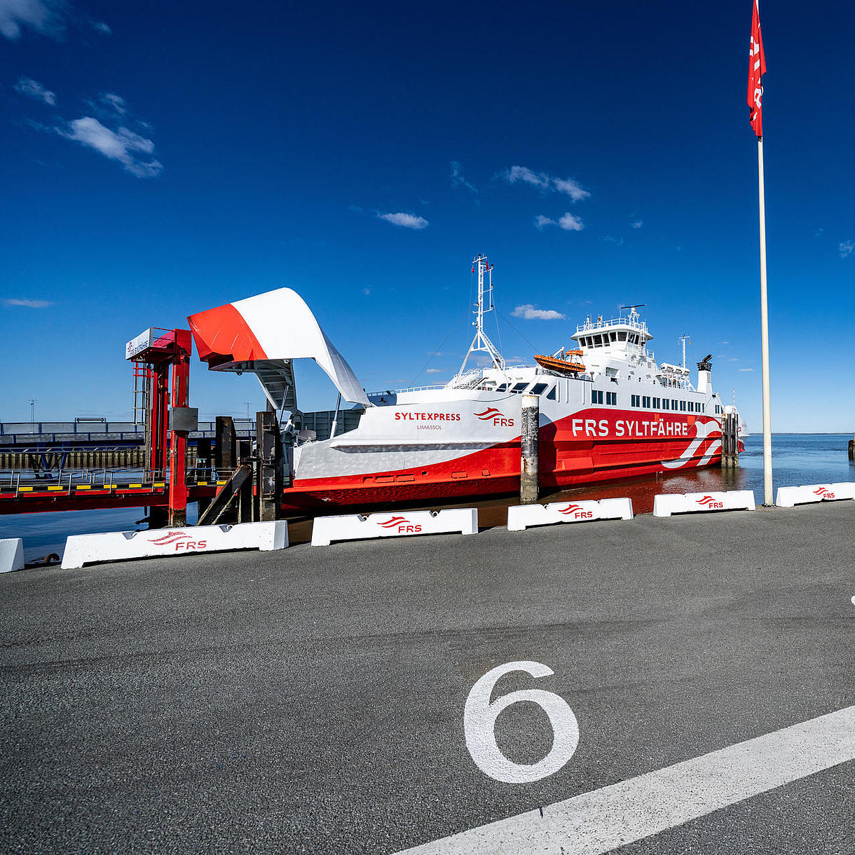 FRS Sylt-færgen lægger til ved kajen. I forgrunden af billedet ses køen af ventende biler.