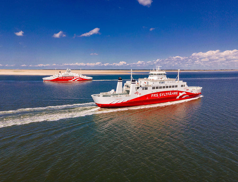 FRS Syltfærgerne passerer hinanden på havet.