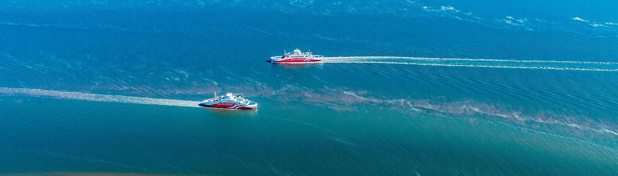 Begge Syltfærger passerer hinanden