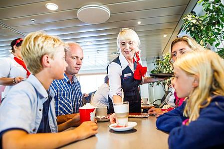 Eine Familie in dem Café der Syltfähre.