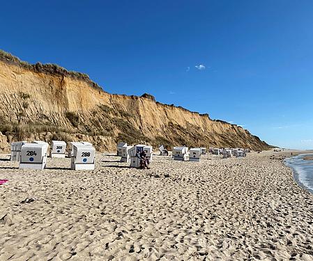 Der Strand unter dem Kliff, mit Strandkörben.