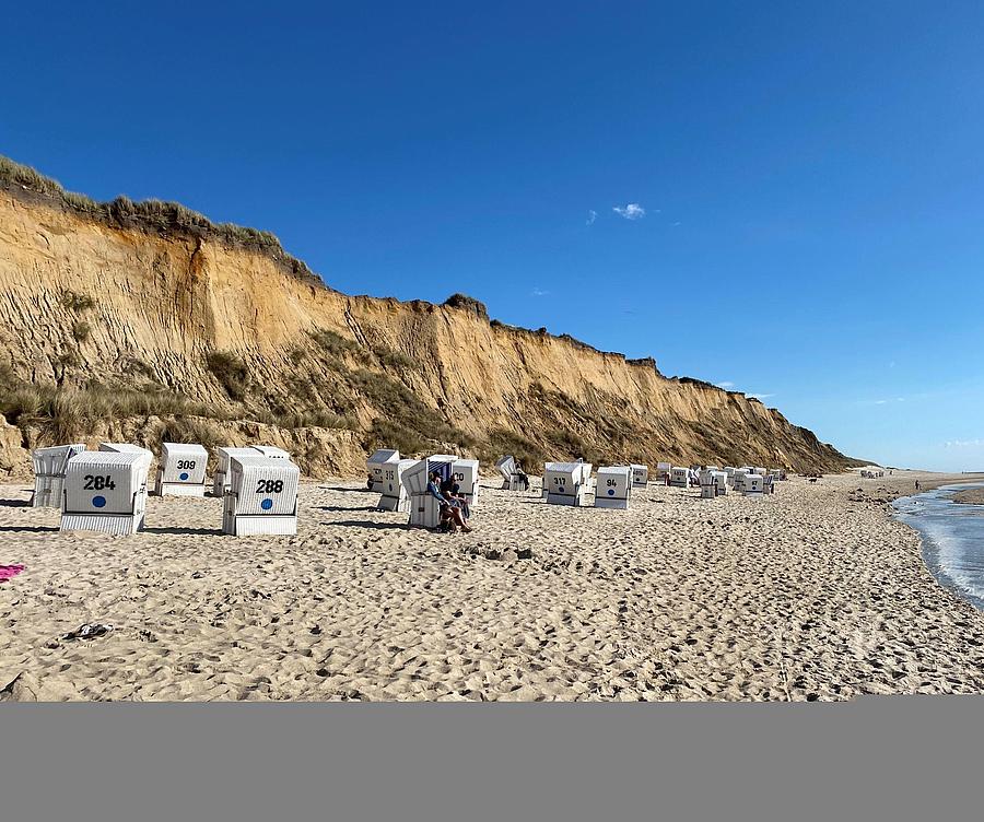 Der Strand unter dem Kliff, mit Strandkörben.