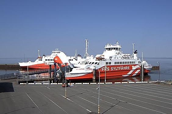 Both ferries at the jetty of Havneby, a picture taken by the webcam in Havneby