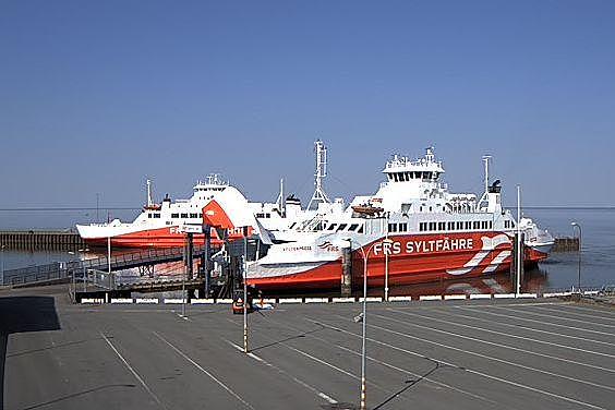 Both ferries at the jetty of Havneby, a picture taken by the webcam in Havneby