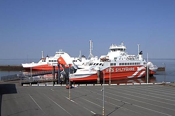 Both ferries at the jetty of Havneby, a picture taken by the webcam in Havneby