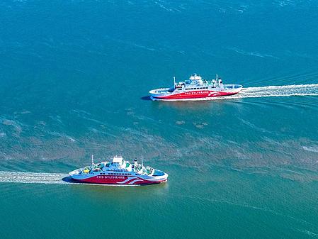 [Translate to English:] Sylt ferries, aerial view, turquoise water and beach, RömöExpress and SyltExpress