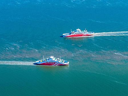[Translate to English:] Sylt ferries, aerial view, turquoise water and beach, RömöExpress and SyltExpress