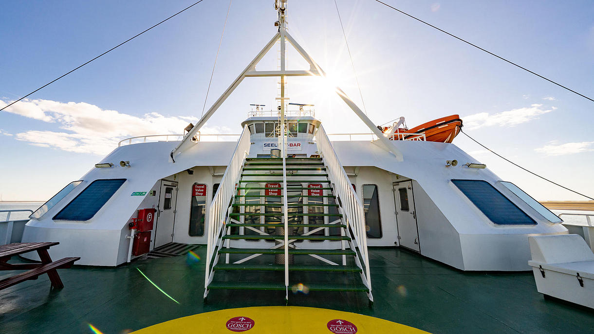 Det udvendige dæk på FRS Sylt-færgen i strålende solskin, inkl. trappen. 