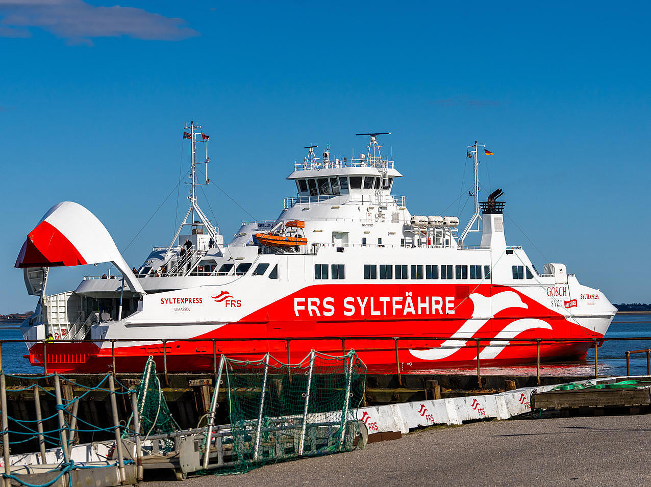 Sylt-færgen ved strålende blå himmel i havneindsejlingen. 