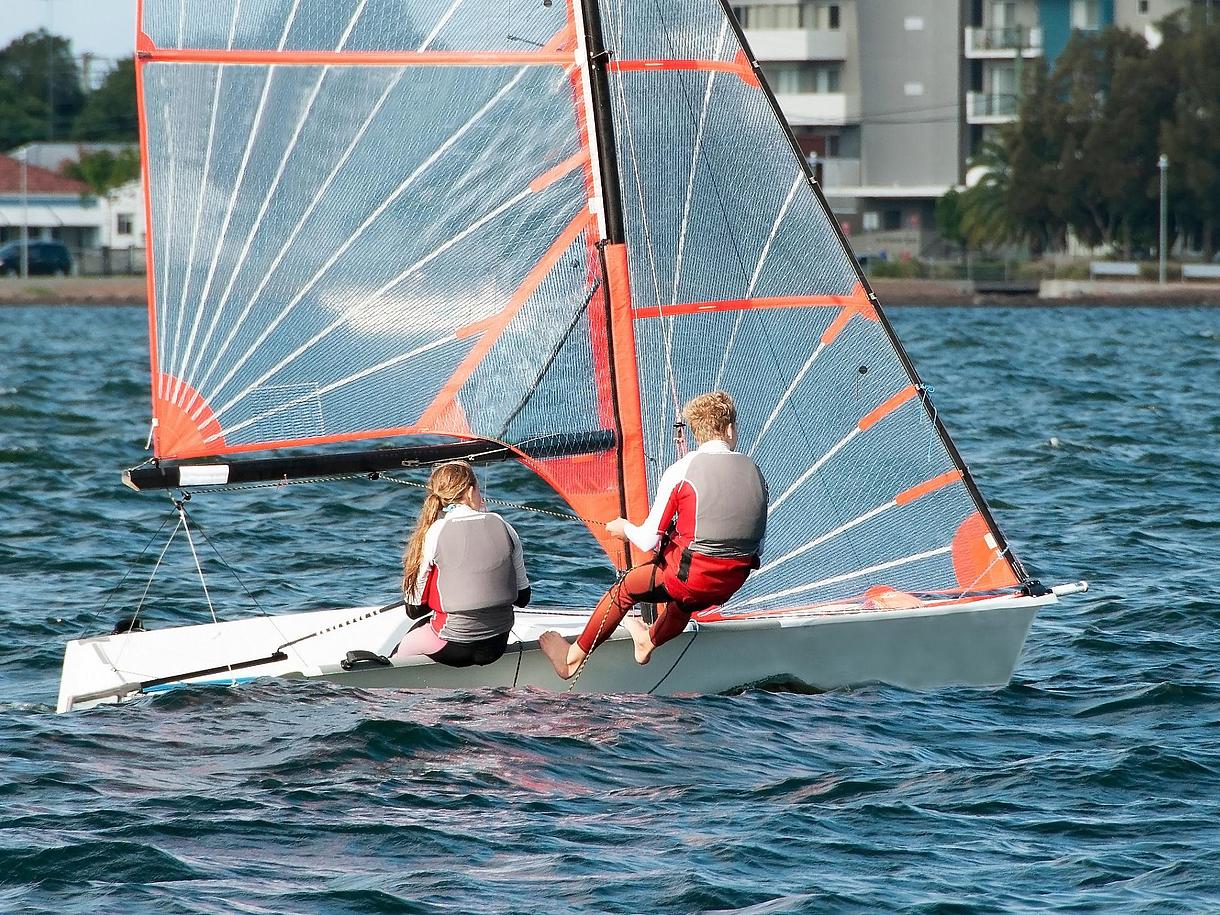 Sportsegler beim Carsegeln