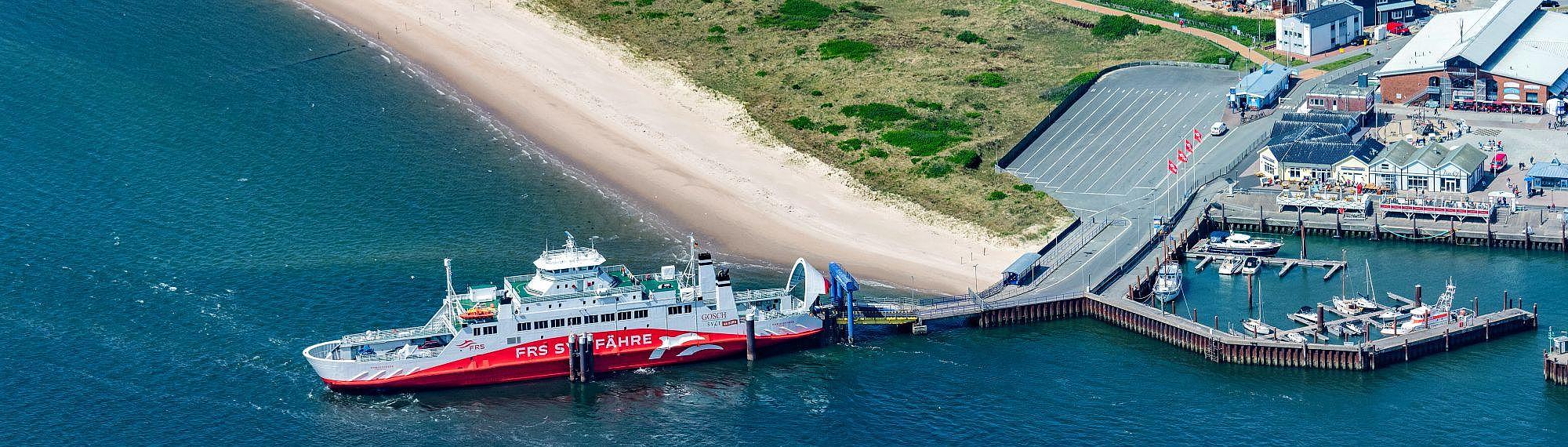 Luftansicht des "Römöexpress", am Anleger in Havneby.