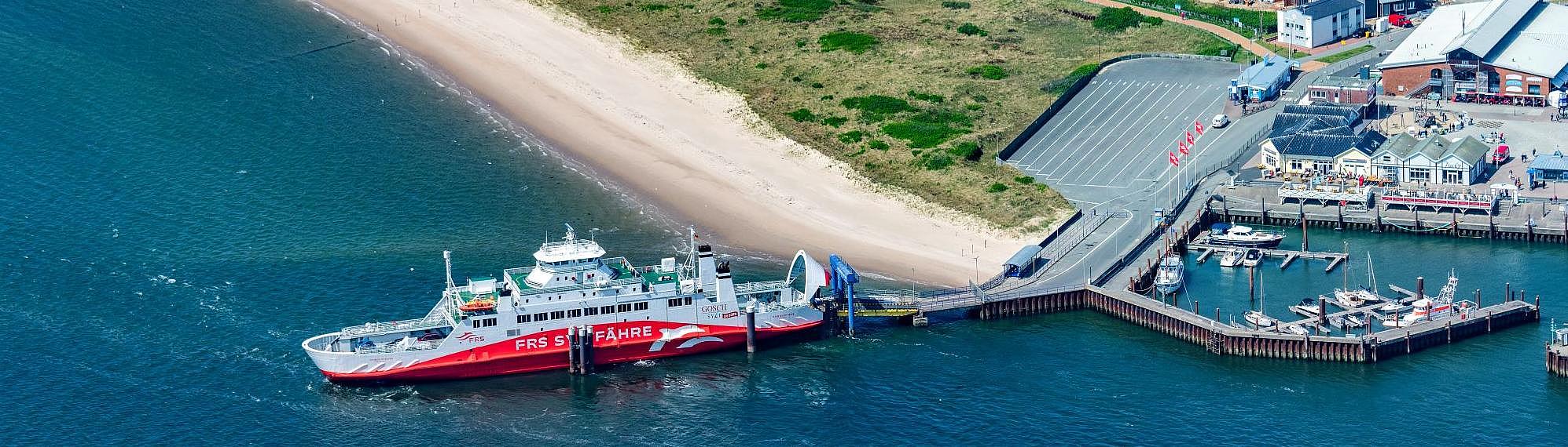 Luftansicht des "Römöexpress", am Anleger in Havneby.