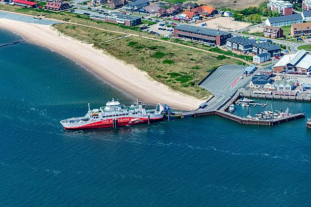 Luftansicht des "Römöexpress", am Anleger in Havneby.