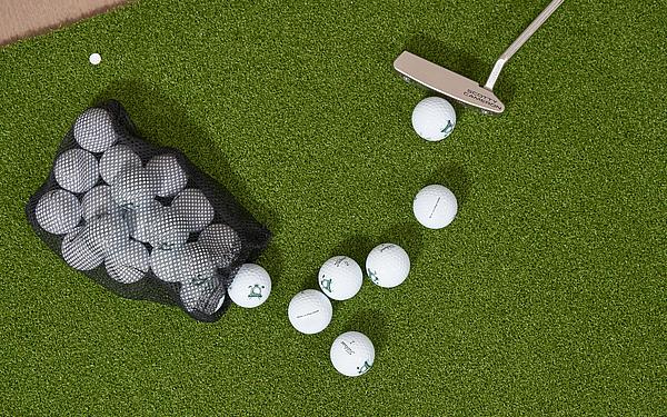 Mehrere Golfbälle auf dem Rasen in Nahaufnahme