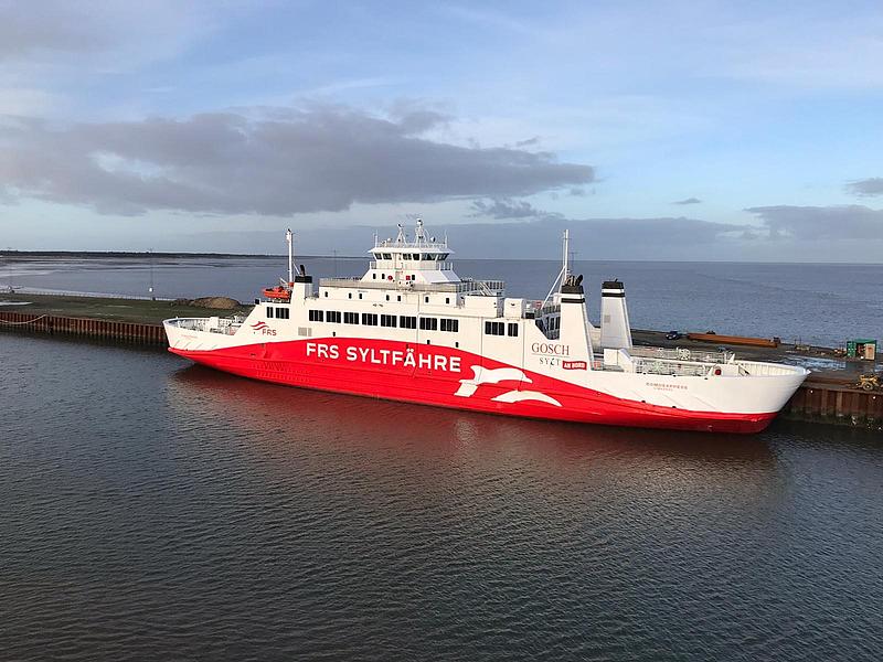 RömöExpress in front of the pier.