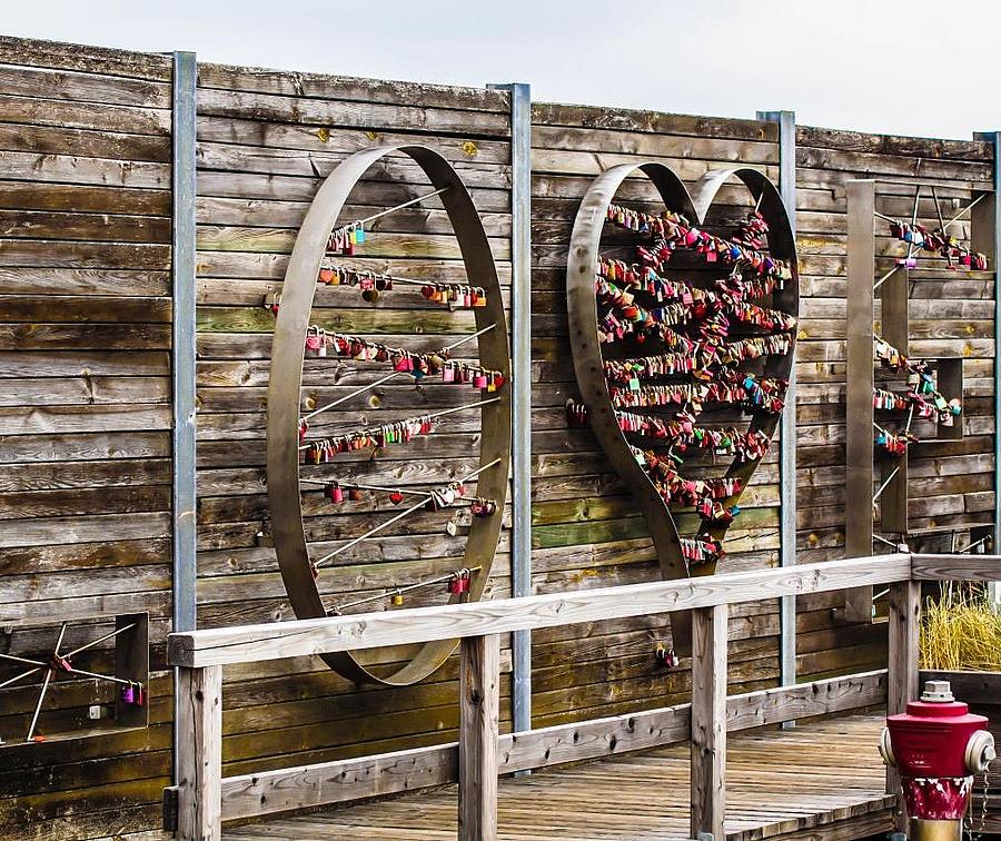 LOVE-Schild mit Holz am Hafen von List