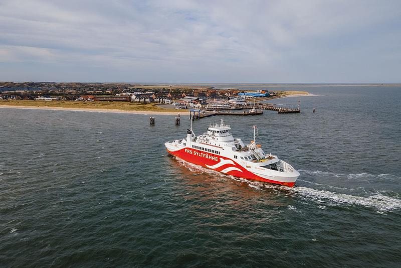 Der "Syltexpress" kurz vor dem Anlegen in List.