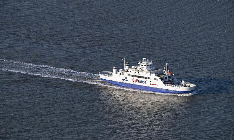 RömöExpress on the water from the side.