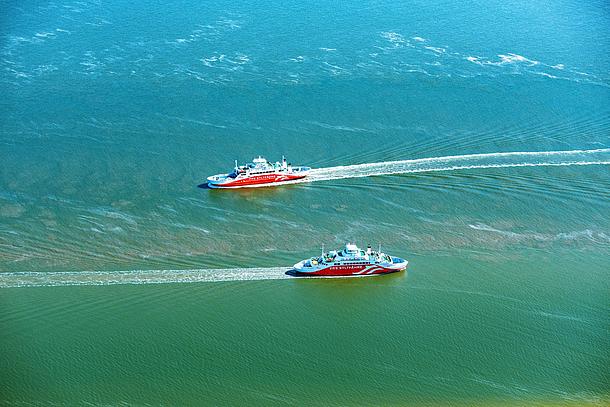 Der "Syltexpress" und der "Römö Express"passieren einander auf See.