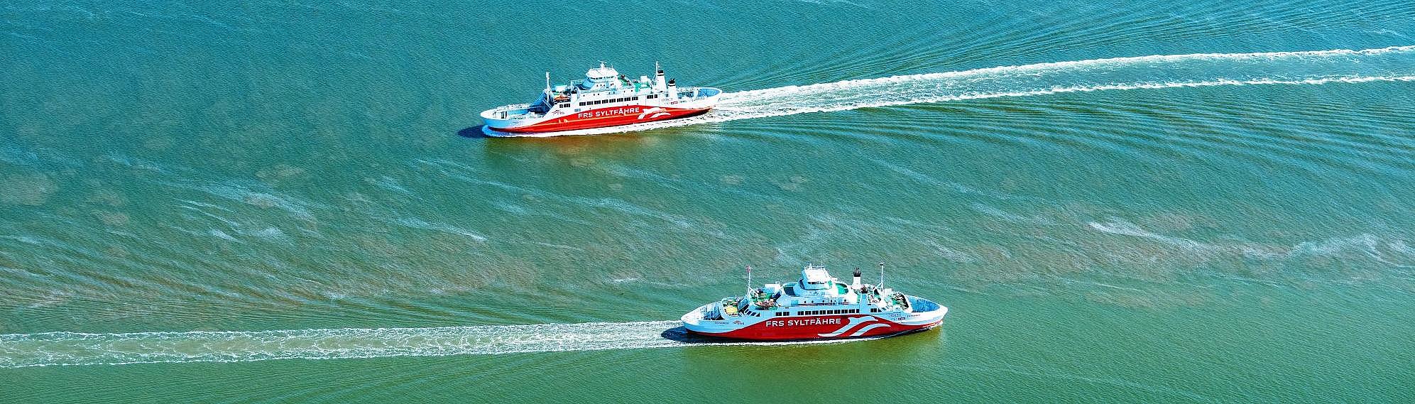 The “Syltexpress” and the “Römö Express” pass each other at sea.