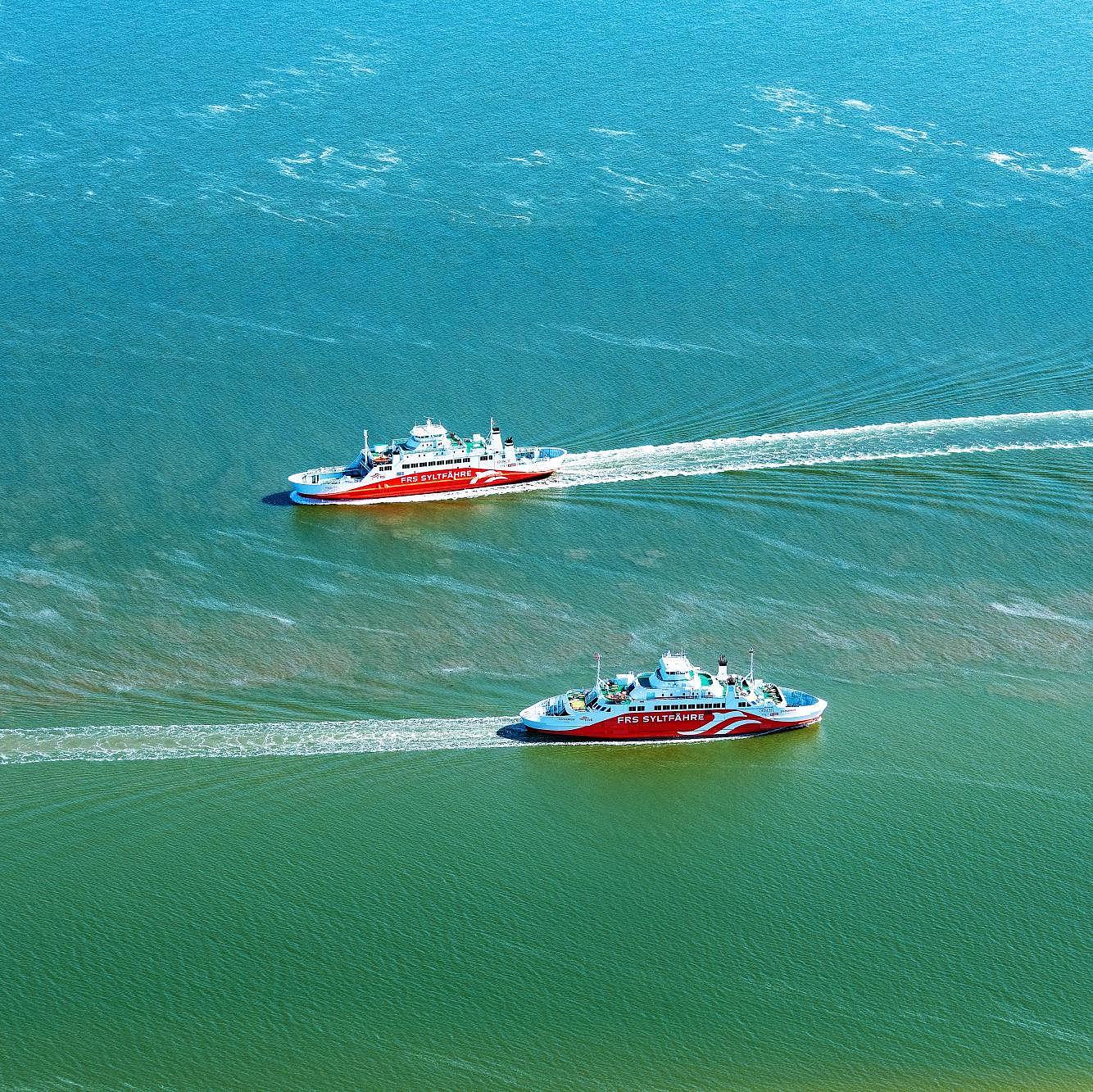 The “Syltexpress” and the “Römö Express” pass each other at sea.