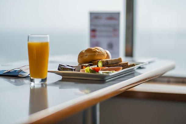 Morgenmad i restauranten om bord.