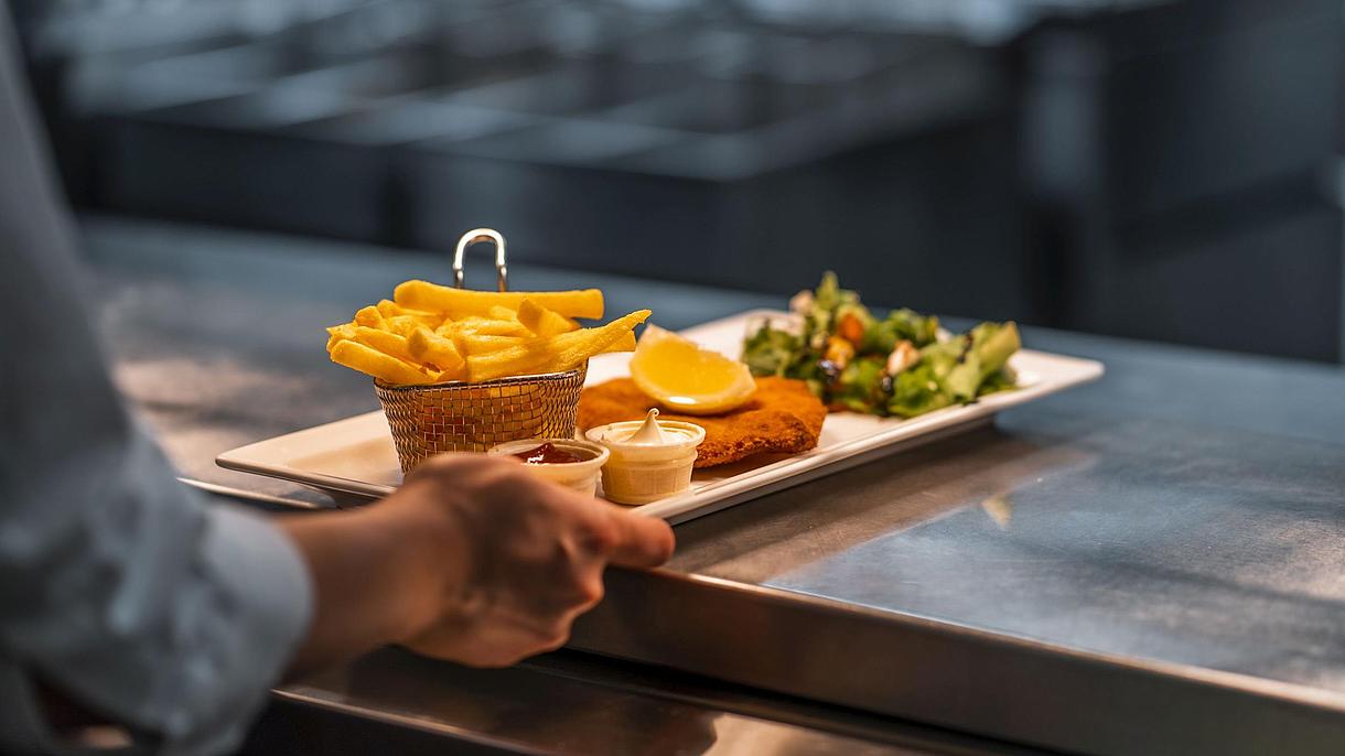 Schnitzel og pommes frites fra restauranten om bord.