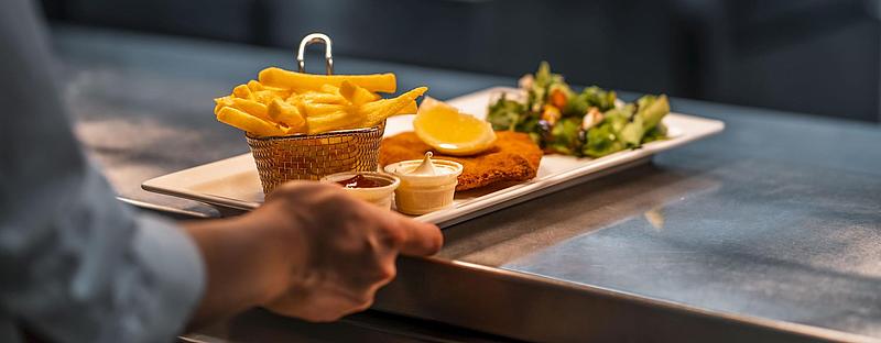 Schnitzel und Pommes aus dem Bordrestaurant.
