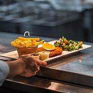 Schnitzel og pommes frites fra restauranten om bord.