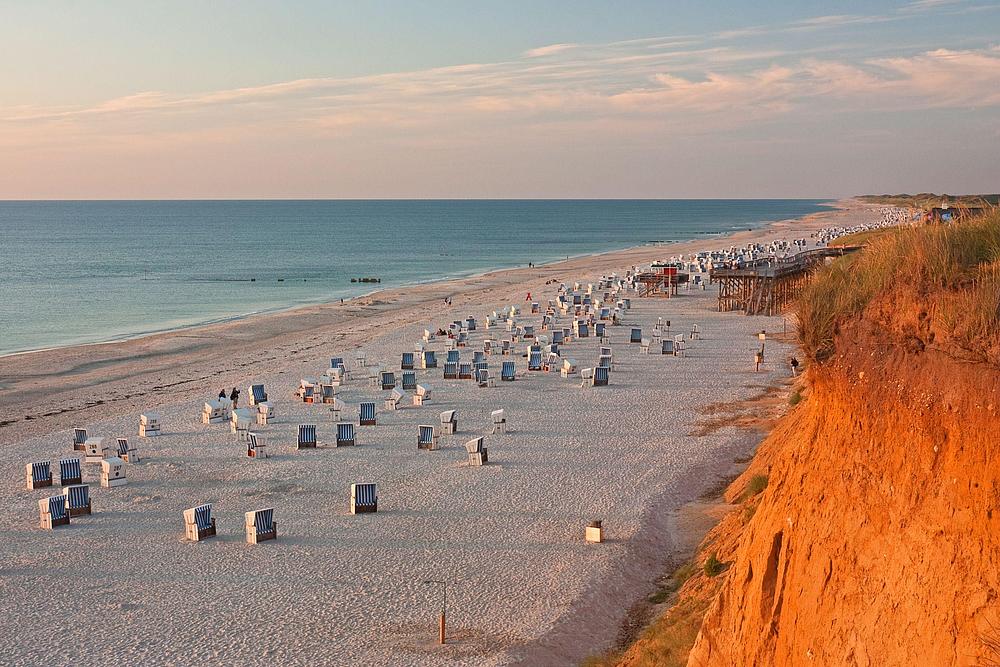 Sylter Strandkörbe bei Sonnenuntergang