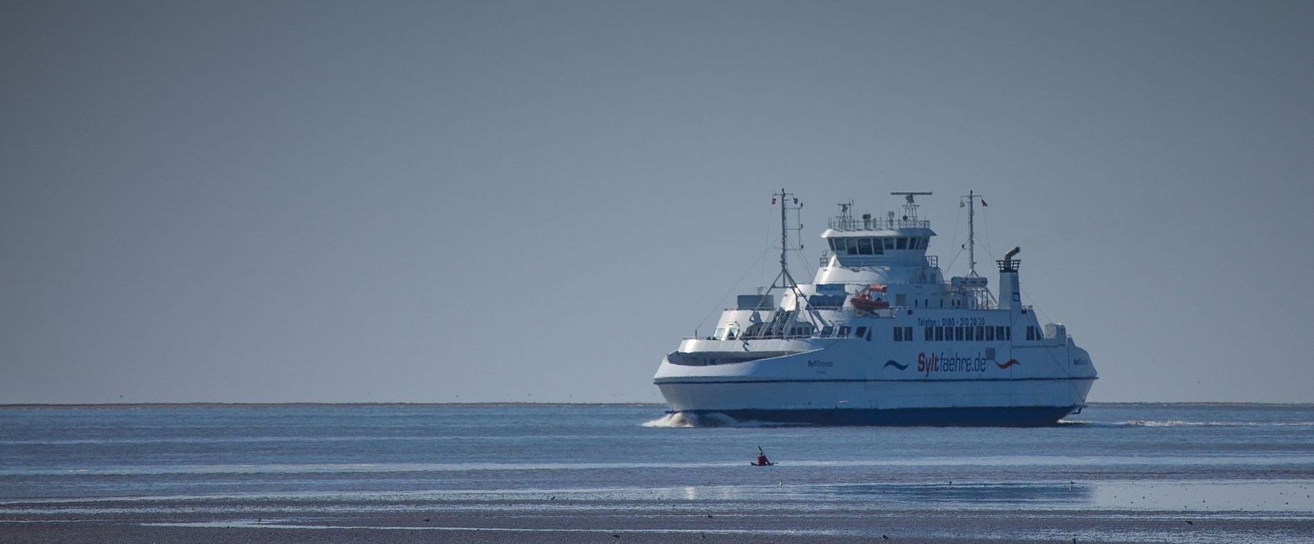 Syltfähre auf See beim Wattenmeer vor Romo.